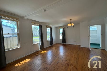 Five Bedroom Home&comma; in a Prime Location&excl; - Photo 4