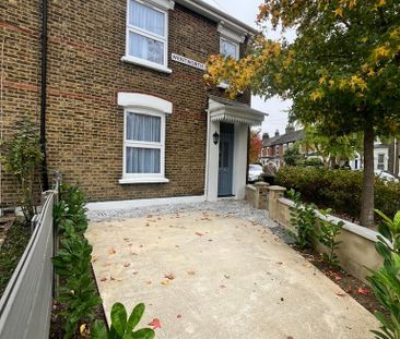 4 bedroom semi-detached house to rent - Photo 4