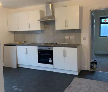 White Abbey Road, Bradford, BD8 - Photo 5