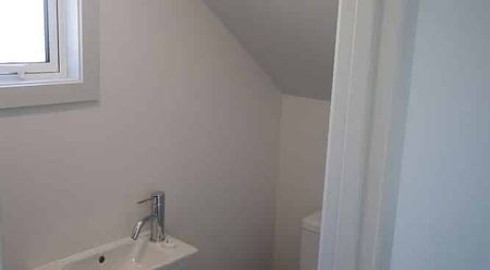 Modern 2 Bedroom tounhouse with bedroom balcony - Photo 5