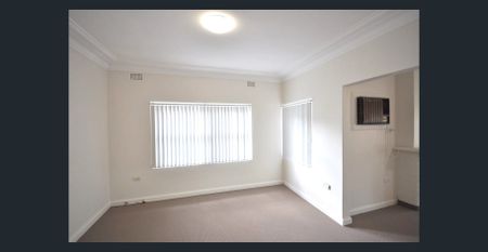 SPACIOUS FAMILY HOME - Photo 2