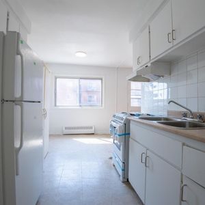 1 Bed, 1 Bath - 575 32e Avenue, Lachine - Photo 2