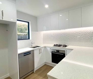 3-Bedroom House with Private Garden - Photo 4