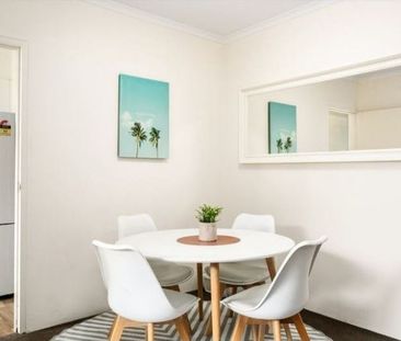 Beautiful Two Bedroom Apartment in Coogee with Parking - Photo 3