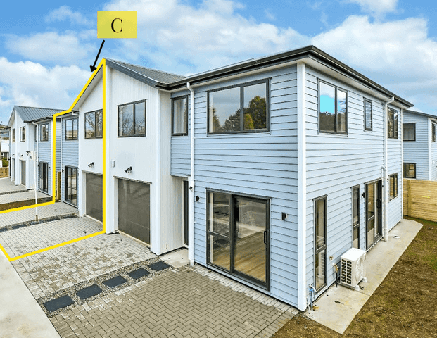 Location and convenience! - Photo 1