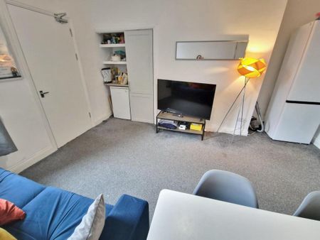 1 bedroom in a house share to rent - Photo 2
