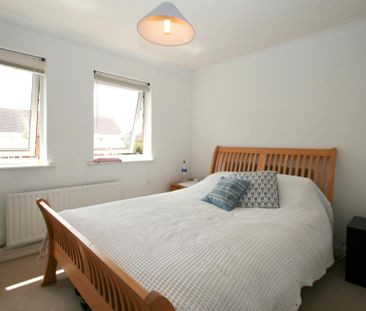 3 bedroom house to rent Farriers Road, Epsom, KT17 - Photo 3