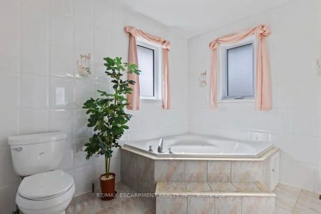 Detached Home For Lease | W9251835 - Photo 4