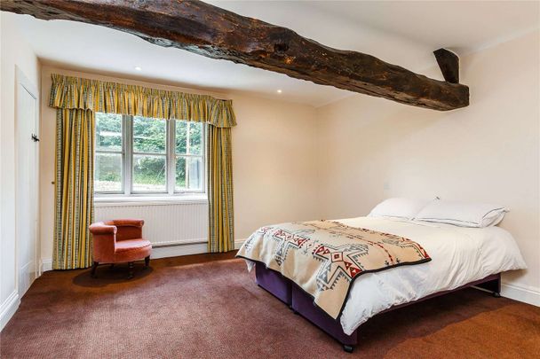 Stunning four bedroom period property situated in an idyllic location in the Cotswold village of Bagendon. - Photo 1