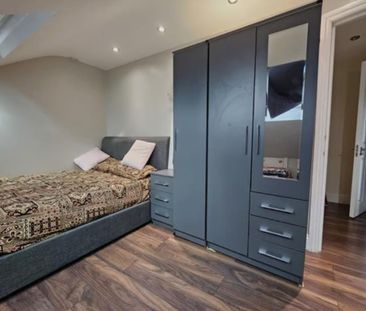 1 Bed Flat, London, IG3 - Photo 4