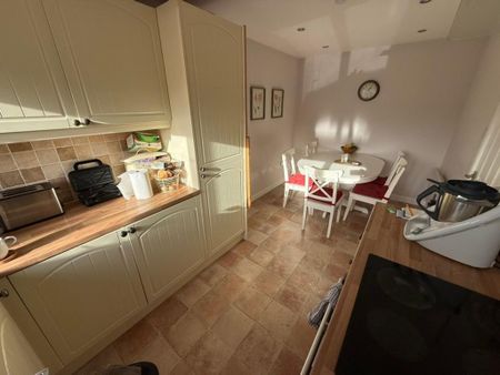 3 bedroom semi-detached house to rent - Photo 5