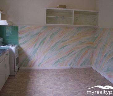 Charming 2 Bedroom Unit with Ideal Location in Como - Photo 2