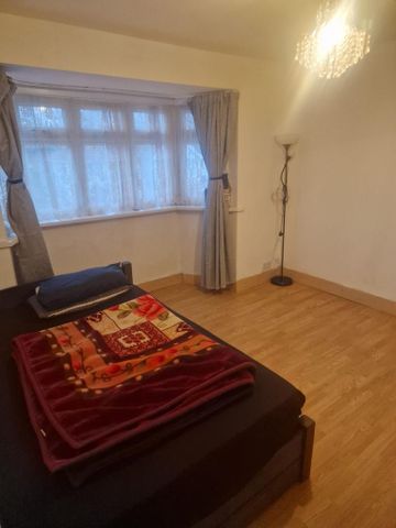 1 bedroom in a house share to rent - Photo 2