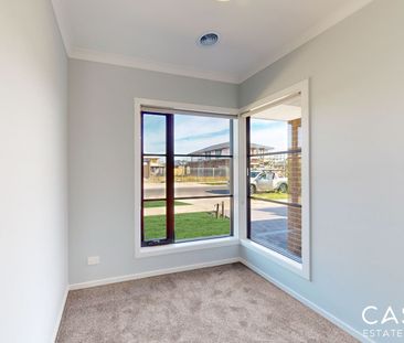 22 Zoe Lane, Officer - Photo 3