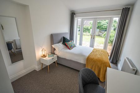 Spacious communal areas, with large drive and established garden Room 3 - Photo 4