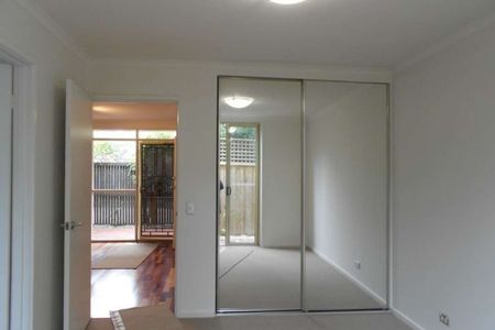Stylish Inner-North Living in Prime Thornbury Location - Photo 3