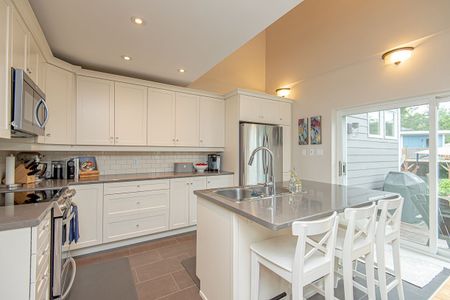 For Lease - 875 Kingsmere Avenue, McKellar Heights - Glabar Park and Area, Ontario - Photo 2