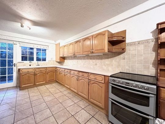 KINGSWOOD, BASILDON - Photo 1