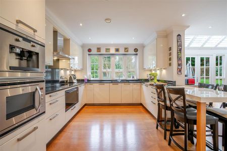 6 bedroom detached house to rent - Photo 5