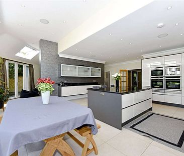 A wonderful 5 bedroom family home in the heart of the prestigious Oxshott Way Estate - Photo 3