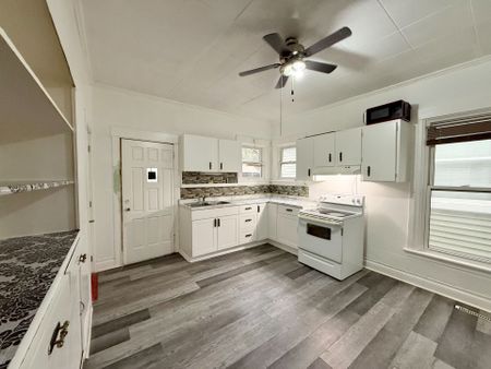 For Lease - 824 Lincoln Rd Road, Windsor, Ontario - Photo 2