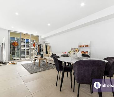 Spacious 1-Bed Apartment with Two Carparks - Photo 1