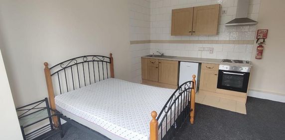 1 bedroom in a house share to rent - Photo 2