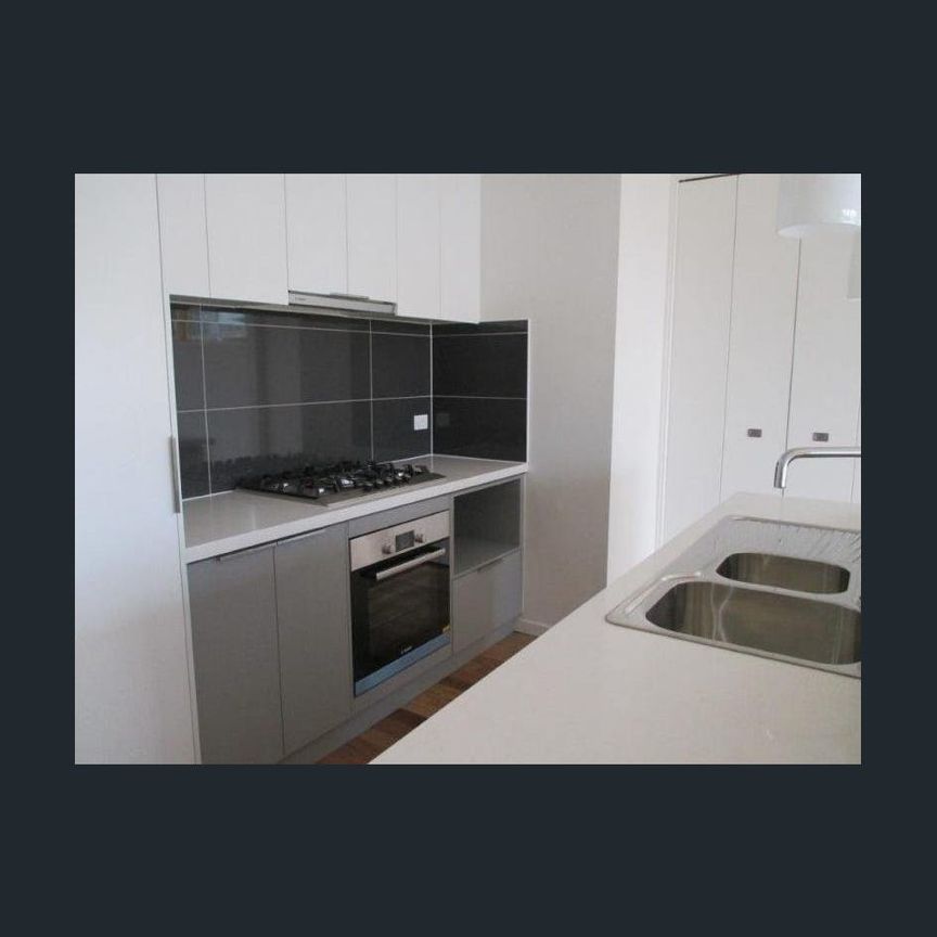 Modern townhouse close to transport! - Photo 1