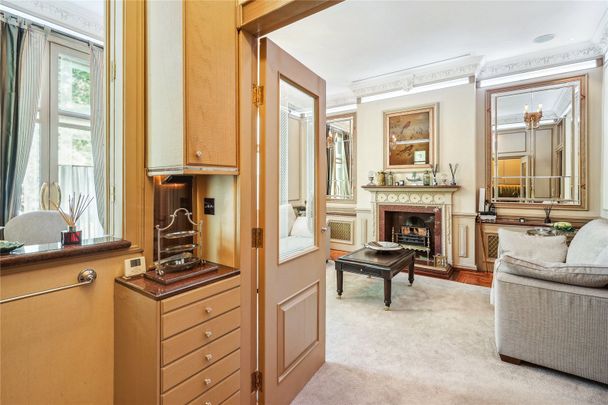 Luxury Living with Iconic Views in the Heart of Knightsbridge - Photo 1