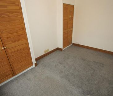 2 bedroom end of terrace house to rent - Photo 3