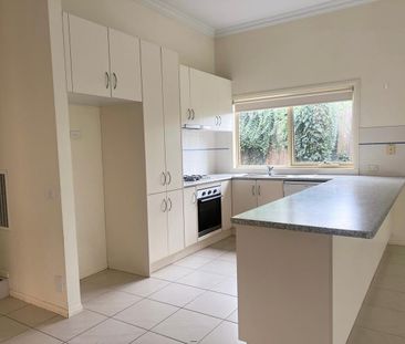 Beautiful townhouse close to The Glen - Photo 4