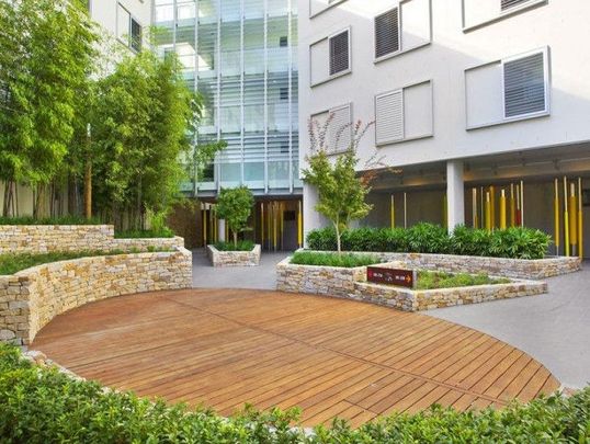 BRIGHT & MODERN UNIT IN RUSHCUTTERS BAY! - Photo 1