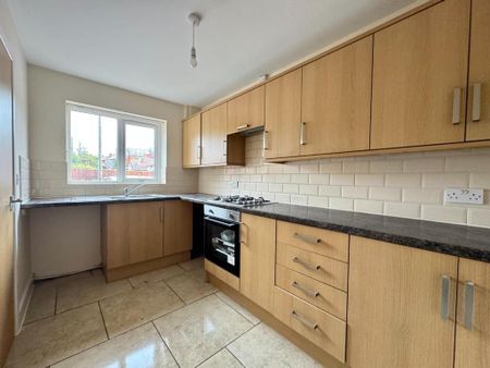 4 bedroom end of terrace house to rent - Photo 3