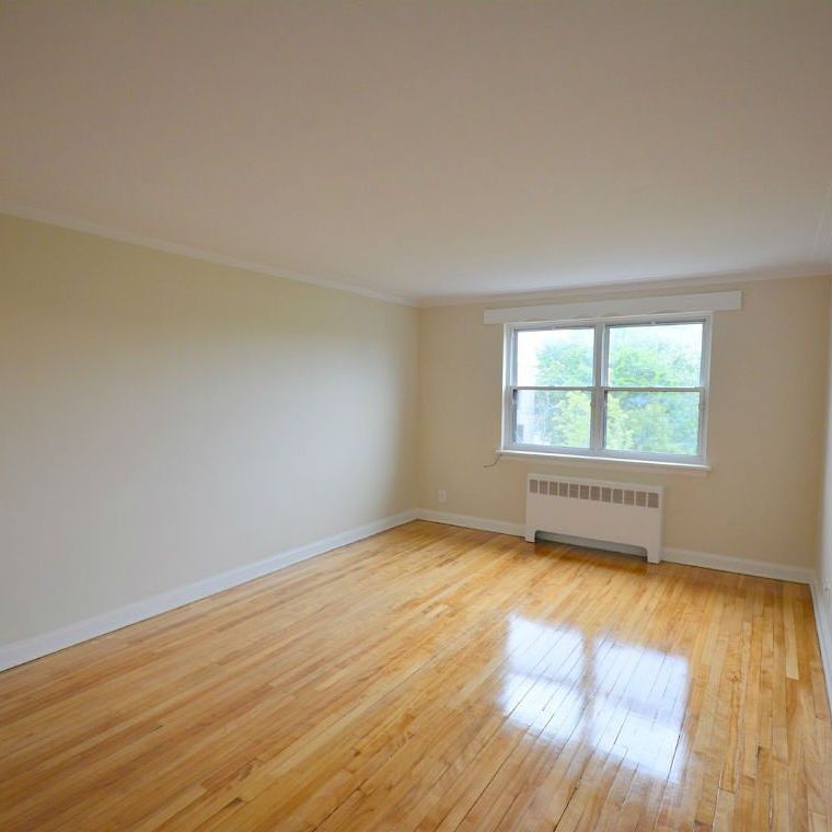 Minutes to Downtown Ottawa and uOttawa! - Photo 1