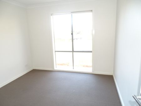 Modern 4-Bedroom Family Home - Comfort, Space & Style! - Photo 4