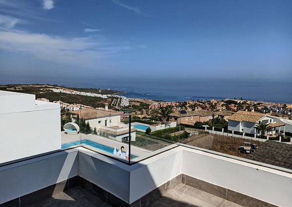 Villa with spectacular sea views for rent in Alcaidesa