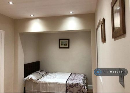 1 bedroom in a house share to rent - Photo 2