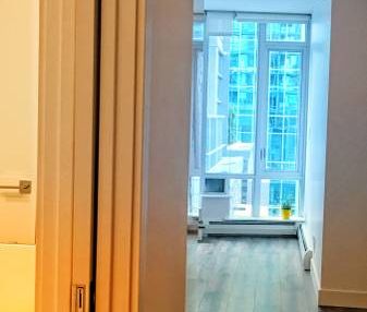 Cozy and Pet Friendly One Bedroom Downtown Vancouver - Photo 2