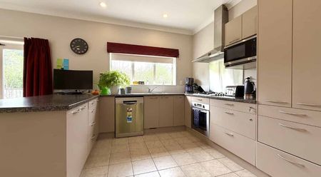 Executive home - 5 Bedrooms - 3 Bathrooms - Photo 3