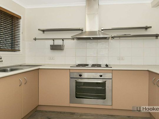 Spacious 2 Bedroom Townhouse with Balcony, Courtyard & Air Conditioning | Available 08/05/2026 - Photo 1