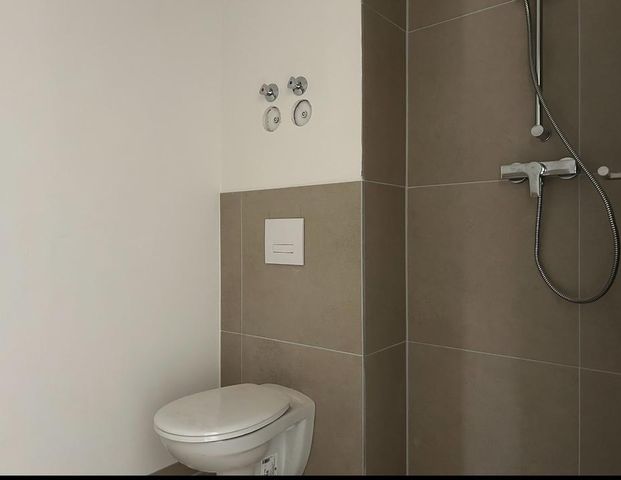 Neubau Erstbezug: helle 1,5- Zimmer Wohnung mit Balkon und Küche - Photo 1