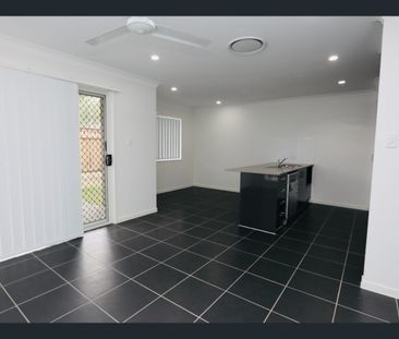 Great Three Bedroom Townhouse with Ducted Air Conditioning - Photo 6