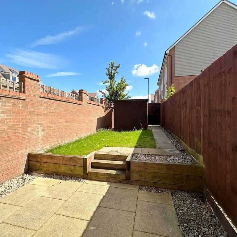 4 bedroom semi-detached house to rent - Photo 1