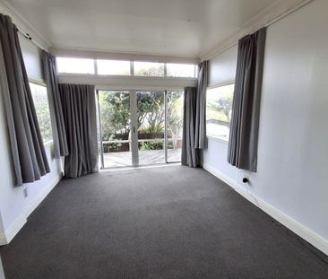 Spacious Hataitai Flat For Rent - Photo 1