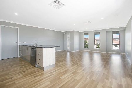 Beautifully Family Home in a Quiet Thurgoona Court - Photo 3