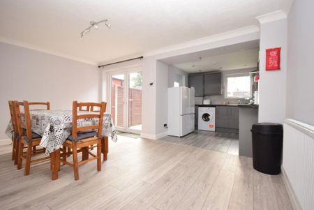 1 bedroom in a house share to rent - Photo 4