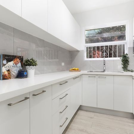Boutique Ground Floor Renovated Parkside Apartment - Photo 4