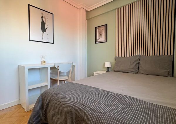 Calle de Tribaldos, Madrid, Community of Madrid 28043