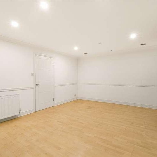 Hollyview Close, Hendon, London, NW4 - Photo 1