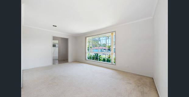 A charming low-set brick home - Photo 1